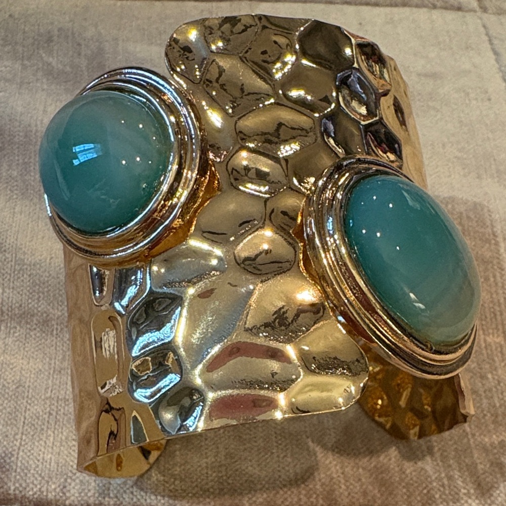 Hammered Gold and Green Onyx Cuff Bracelet 7.5” New in Box